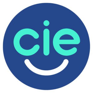Logo creativo de marketing digital con diseño de cara sonriente.